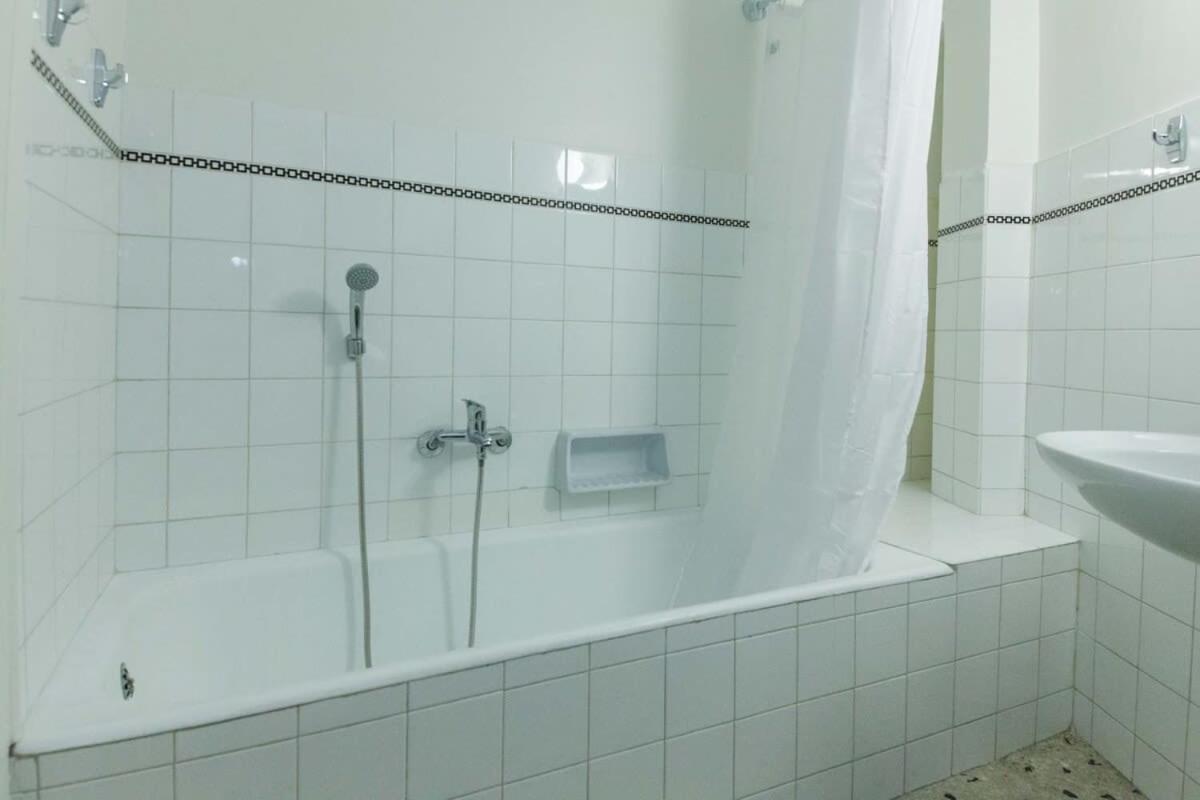 Charming Vintage 2Br Apartment With Balcony In Koukaki Афины Экстерьер фото